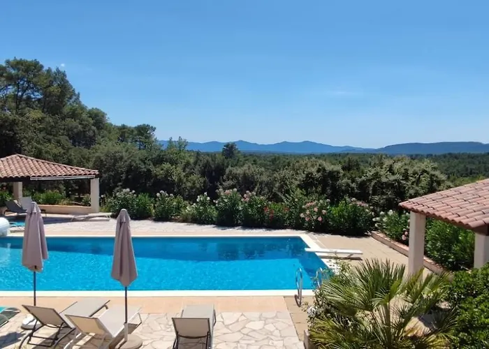 Partie de villa, au calme, immense piscine avec vue panoramique