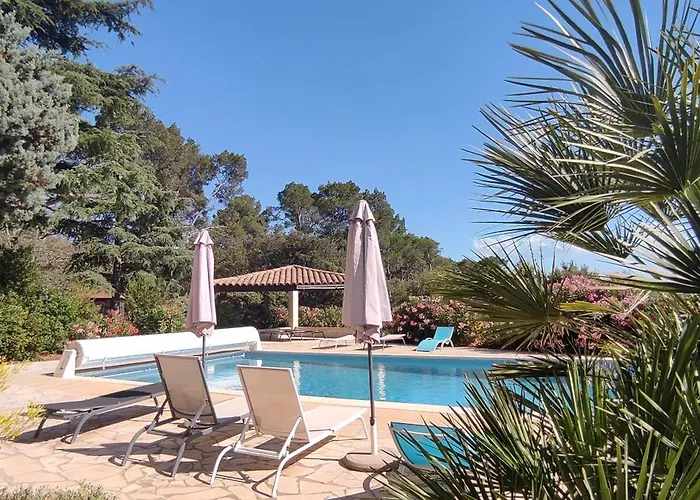 Partie de villa, au calme, immense piscine avec vue panoramique