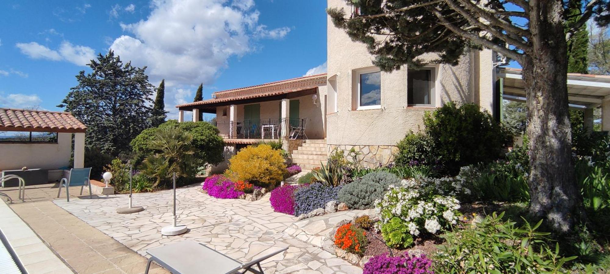 Partie De Villa, Au Calme, Immense Piscine Avec Vue Panoramique *